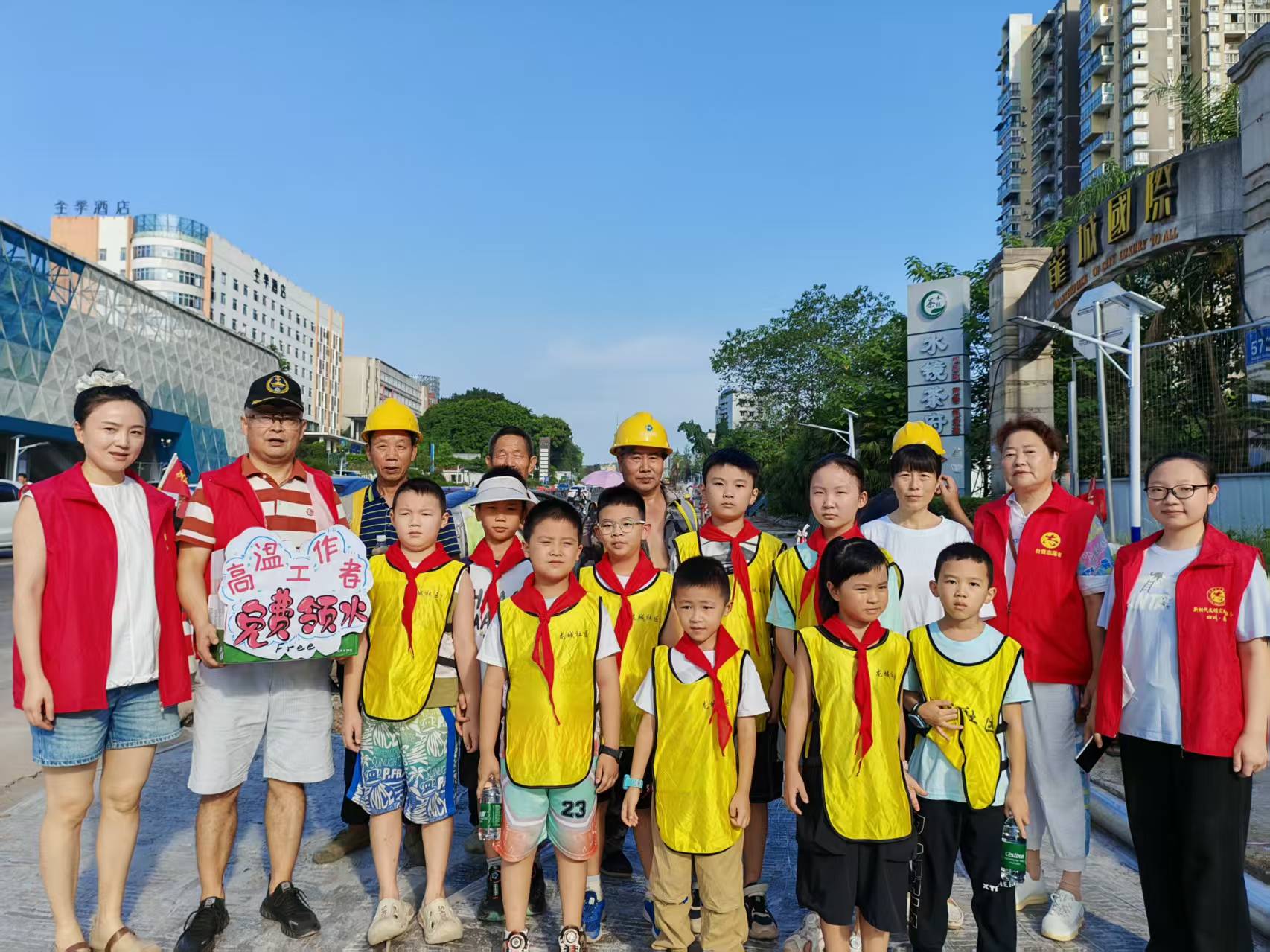 1755660617972762.jpg 龍城社區(qū)愛心公益活動2 (2).jpg