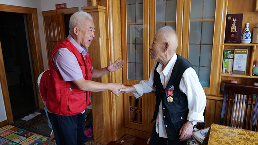 1756535356842720.jpg 元寶山區(qū)草原藍(lán)哈達(dá)協(xié)會(huì)關(guān)工委陪抗美援朝老兵過(guò)七夕活動(dòng)照片4_副本.jpg