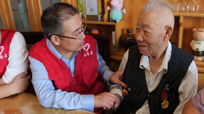 1756535497718221.jpg 元寶山區(qū)草原藍(lán)哈達(dá)協(xié)會(huì)關(guān)工委陪抗美援朝老兵過(guò)七夕活動(dòng)照片3_副本.jpg