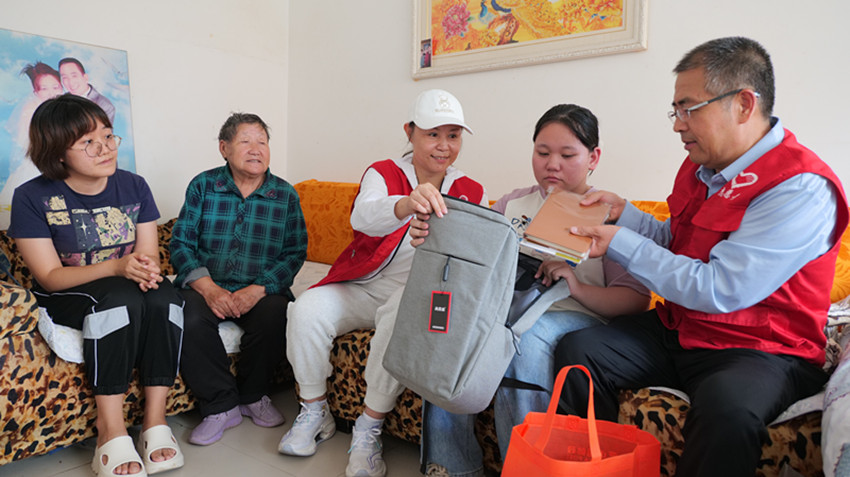 元寶山區(qū)草原藍(lán)哈達(dá)協(xié)會(huì)書(shū)包載愛(ài)暖童心活動(dòng)照片3_副本.jpg