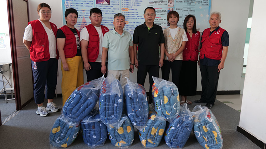 草原藍哈達協(xié)會關工委“將抗戰(zhàn)往事，贈御寒棉被”活動照片1_副本.jpg