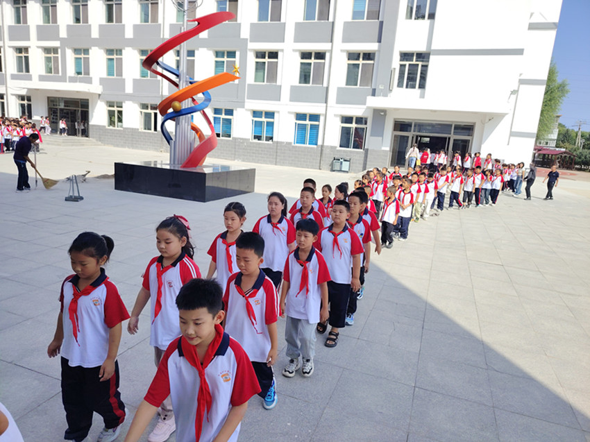 元寶山區(qū)平礦二小融合路隊(duì)展風(fēng)采  文明習(xí)慣育新人活動(dòng)照片4_副本.jpg