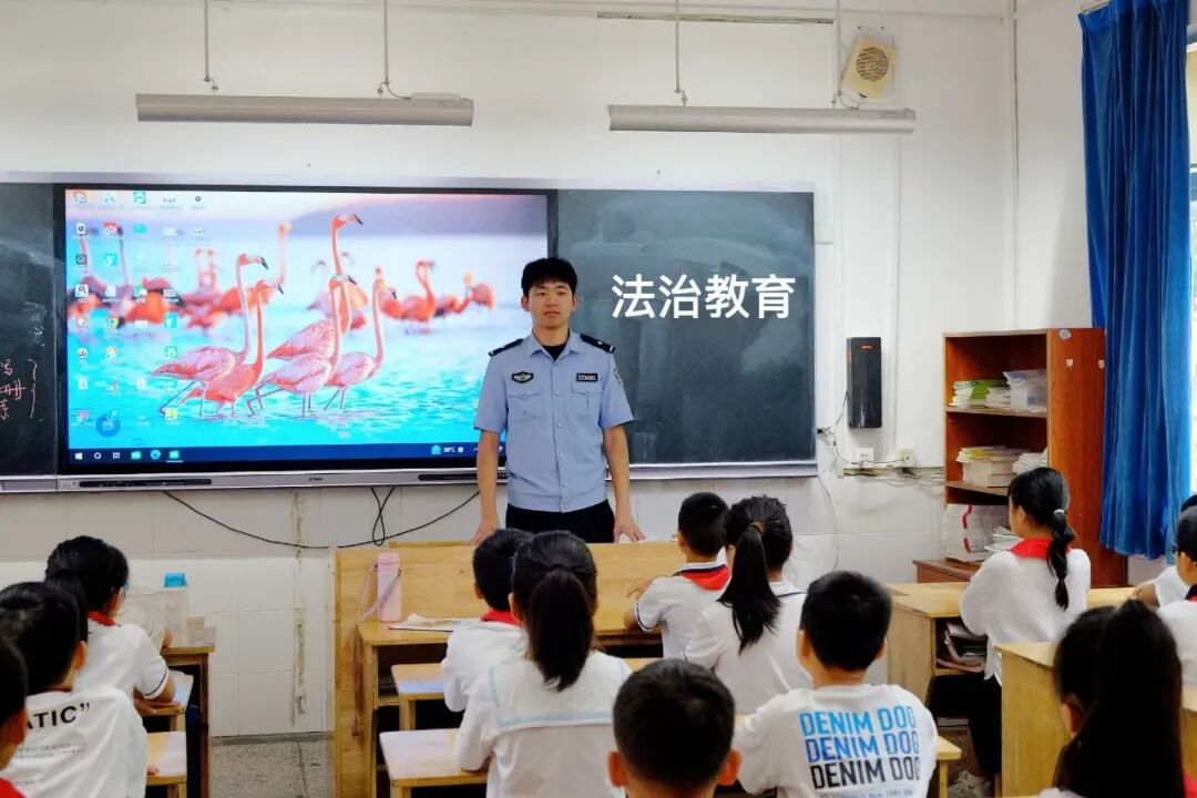 法育未來 護(hù)航成長.jpg