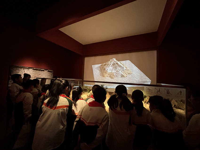 馬林小學(xué)“探紅山文化根脈 繪民族團(tuán)結(jié)畫卷”研學(xué)活動照片7_副本.jpg