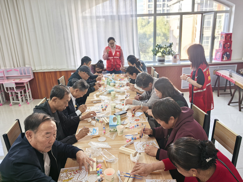 西城街道王府社區(qū)巧手制燈賀華誕  紅歌嘹亮頌盛世活動照片5_副本.jpg