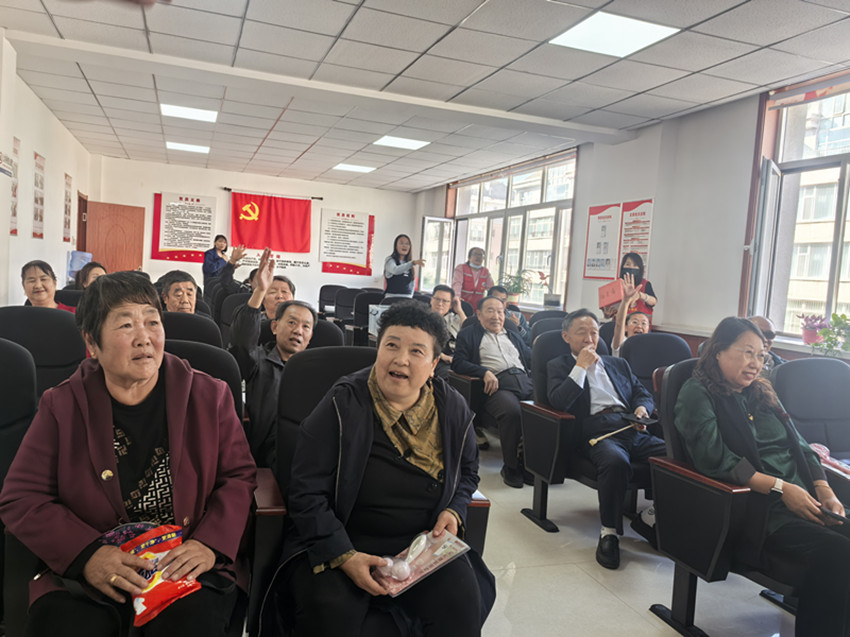 西城街道王府社區(qū)巧手制燈賀華誕  紅歌嘹亮頌盛世活動照片4_副本.jpg