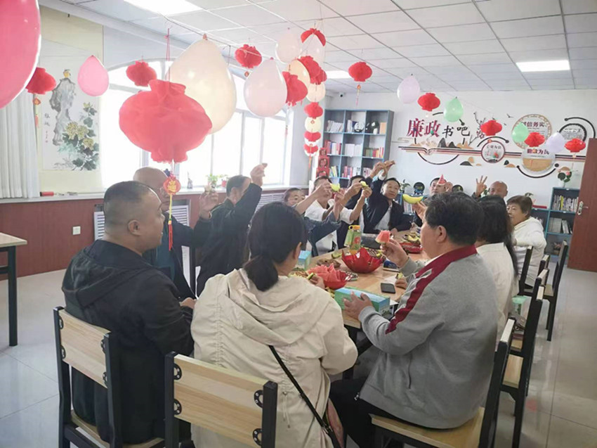 西城街道王府社區(qū)酥餅含甜迎皓月 河燈煥彩慶中秋活動4_副本.jpg
