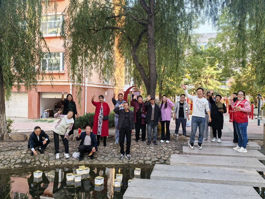 西城街道王府社區(qū)酥餅含甜迎皓月 河燈煥彩慶中秋活動2_副本.jpg