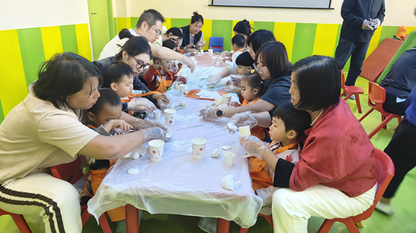 1759737674783717.jpg 西城街道新天地社區(qū)“情滿中秋 歡度國慶”親子活動照片2_副本.jpg