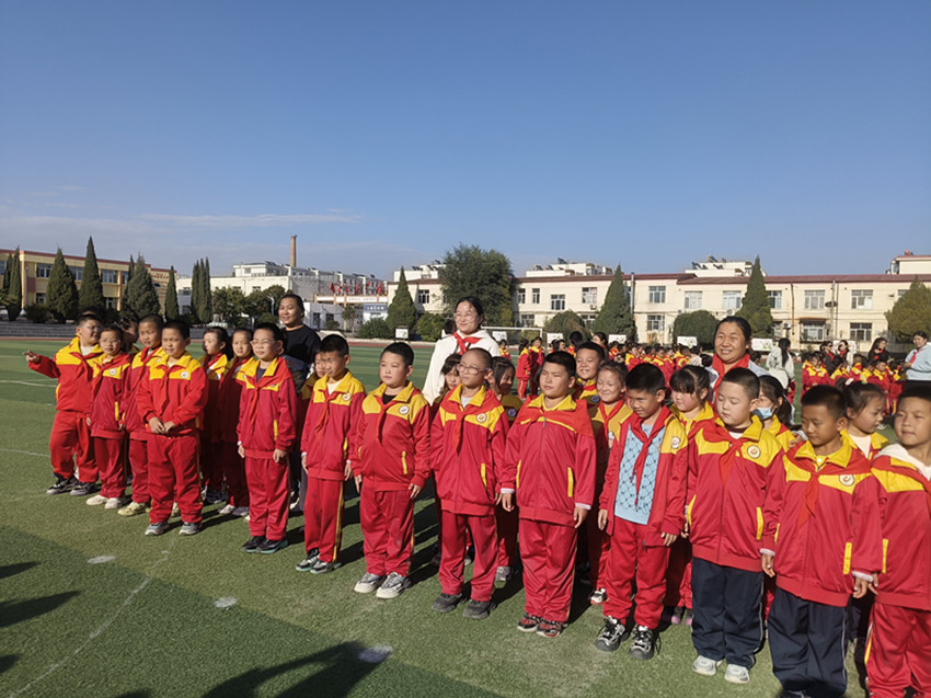 元礦小學(xué)”家校攜手育新苗 尚美潤心共成長“建隊日活動照片1_副本.jpg