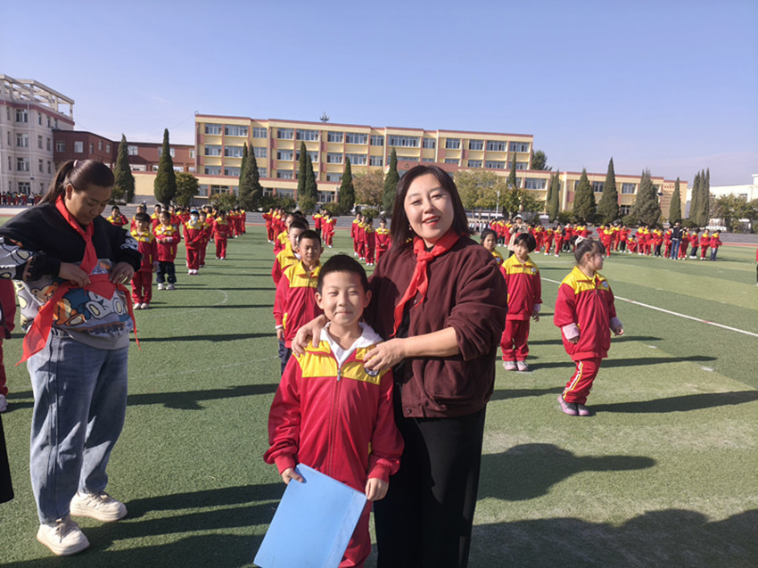 元礦小學(xué)”家校攜手育新苗 尚美潤心共成長“建隊日活動照片16_副本.jpg