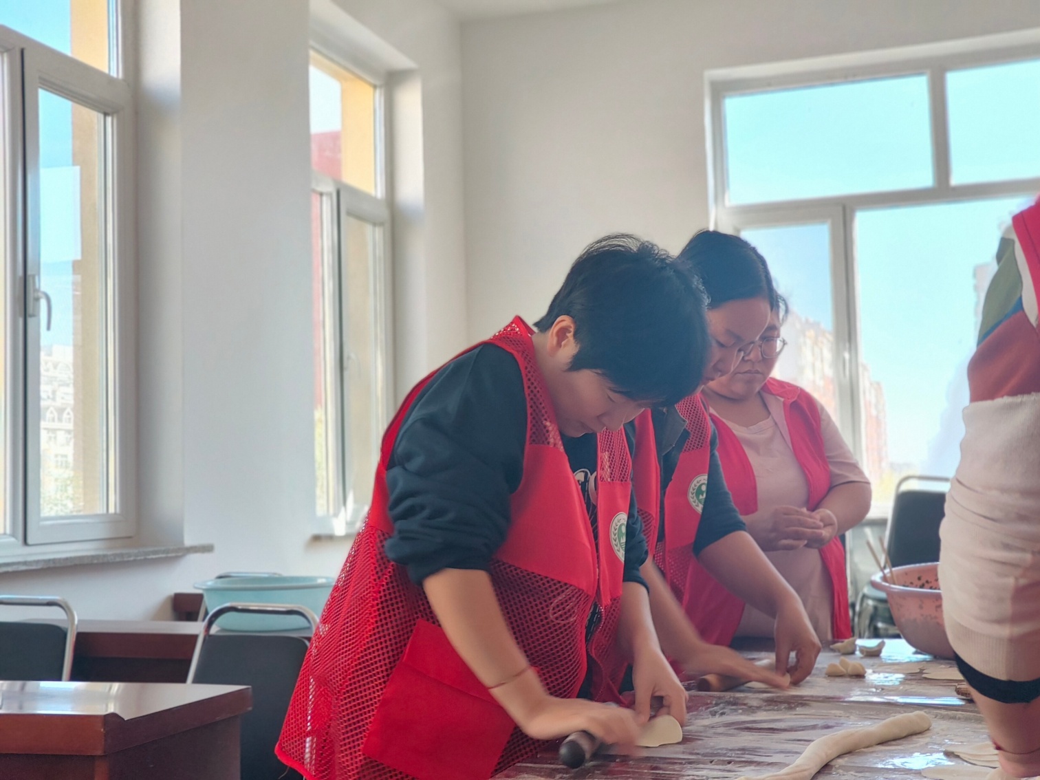 西城街道錦繡社區(qū)錦繡廚房炊煙暖 鄰里餃子敬老情活動(dòng)照片2_副本.jpg