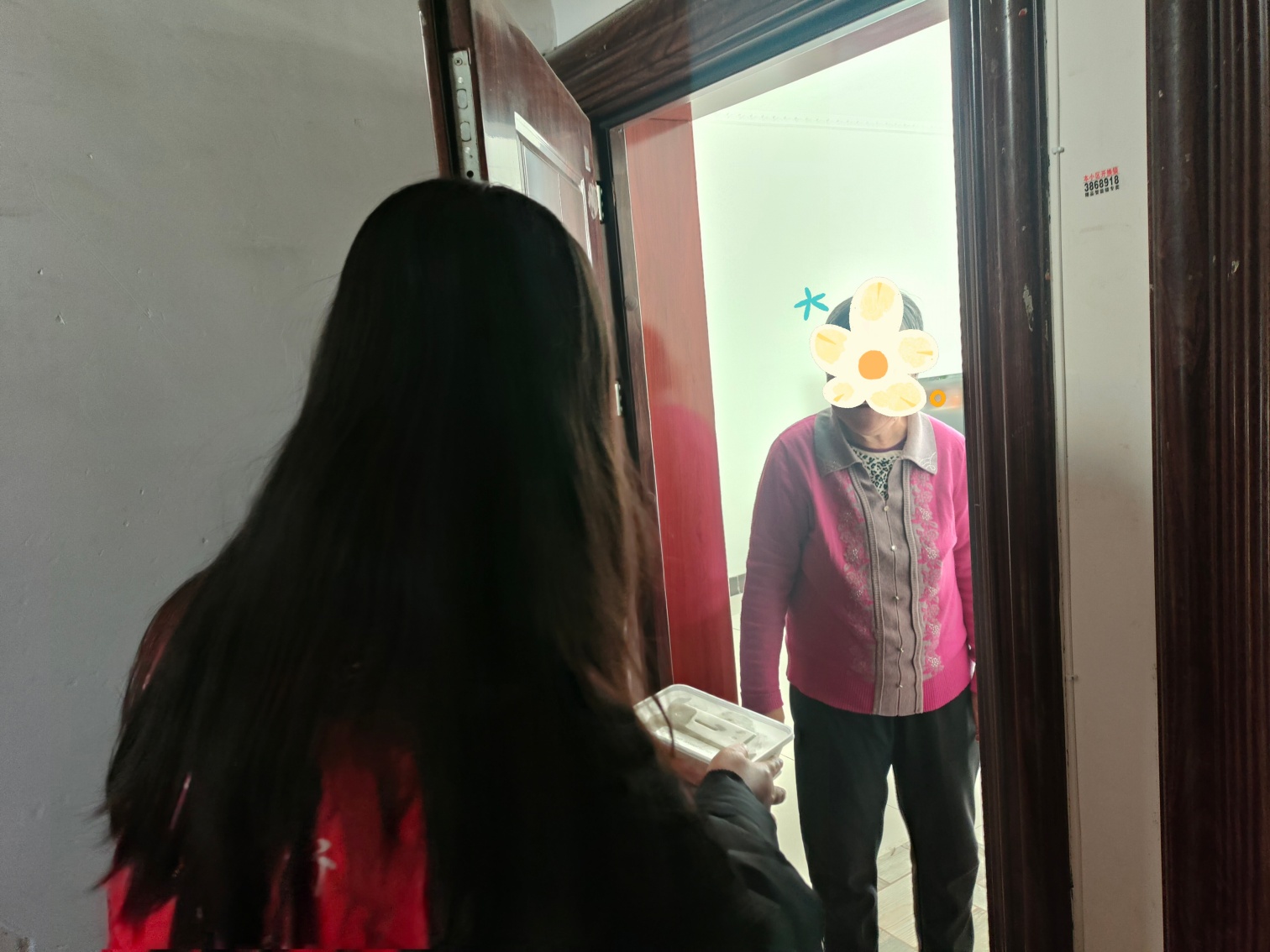 西城街道錦繡社區(qū)錦繡廚房炊煙暖 鄰里餃子敬老情活動(dòng)照片3_副本.jpg