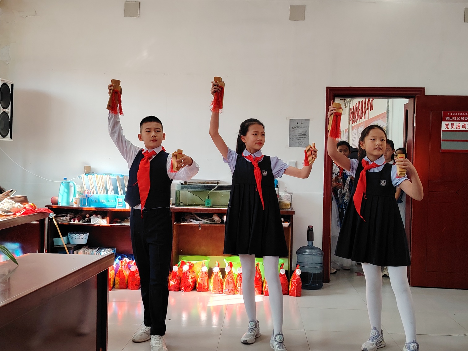 1761705553139027.jpg 平礦二小“九九重陽暖 敬老傳美德”活動照片7_副本.jpg