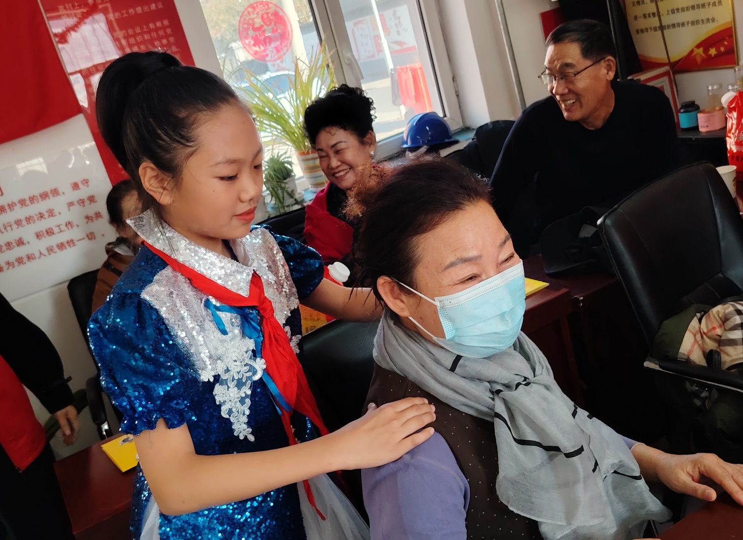 1761705647693616.jpg 平礦二小“九九重陽暖 敬老傳美德”活動照片6_副本.jpg