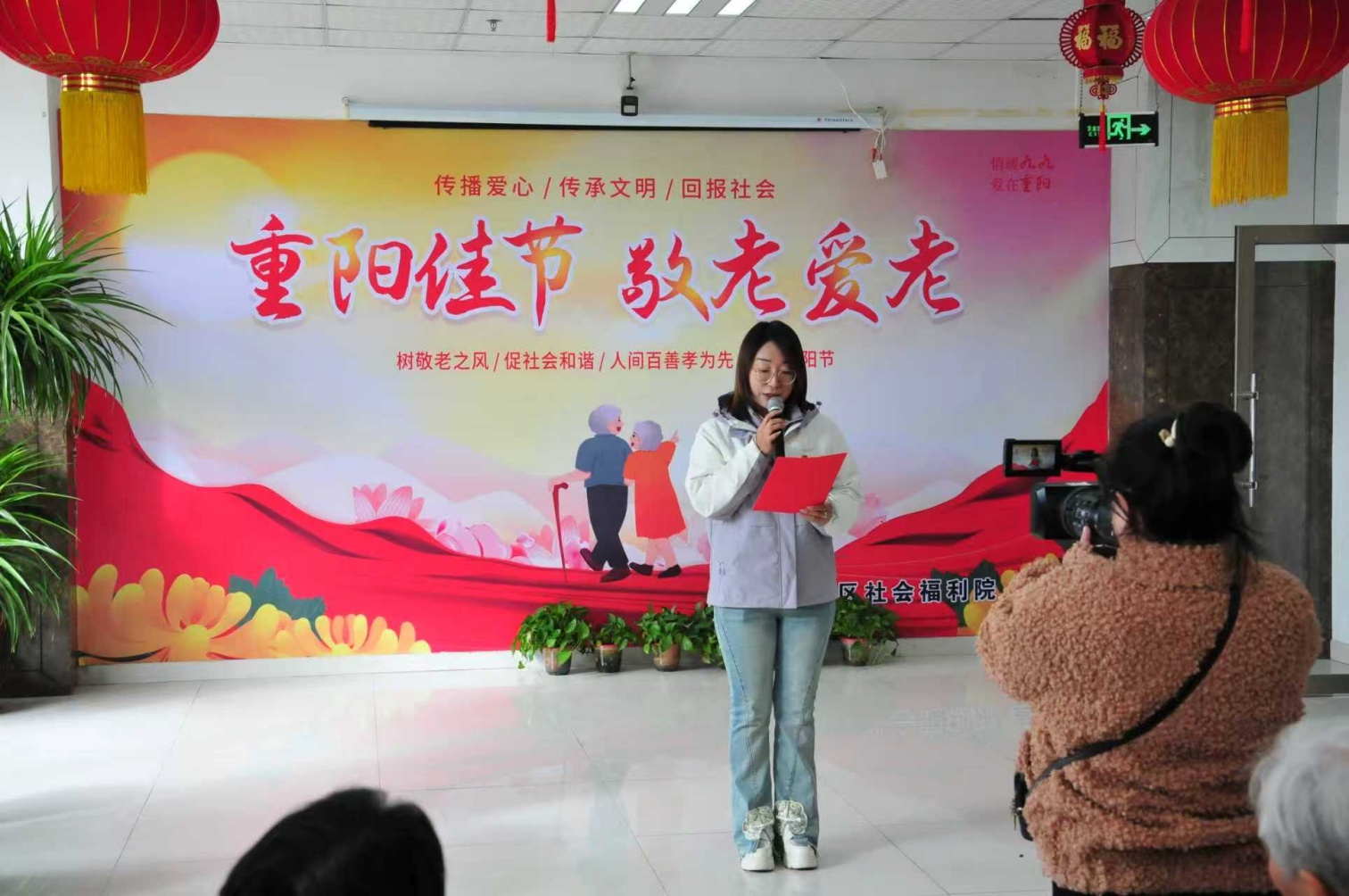 區(qū)第六幼兒園  黨建引領(lǐng)聚合力,童心社區(qū)敬長輩  活動照片2_副本.jpg