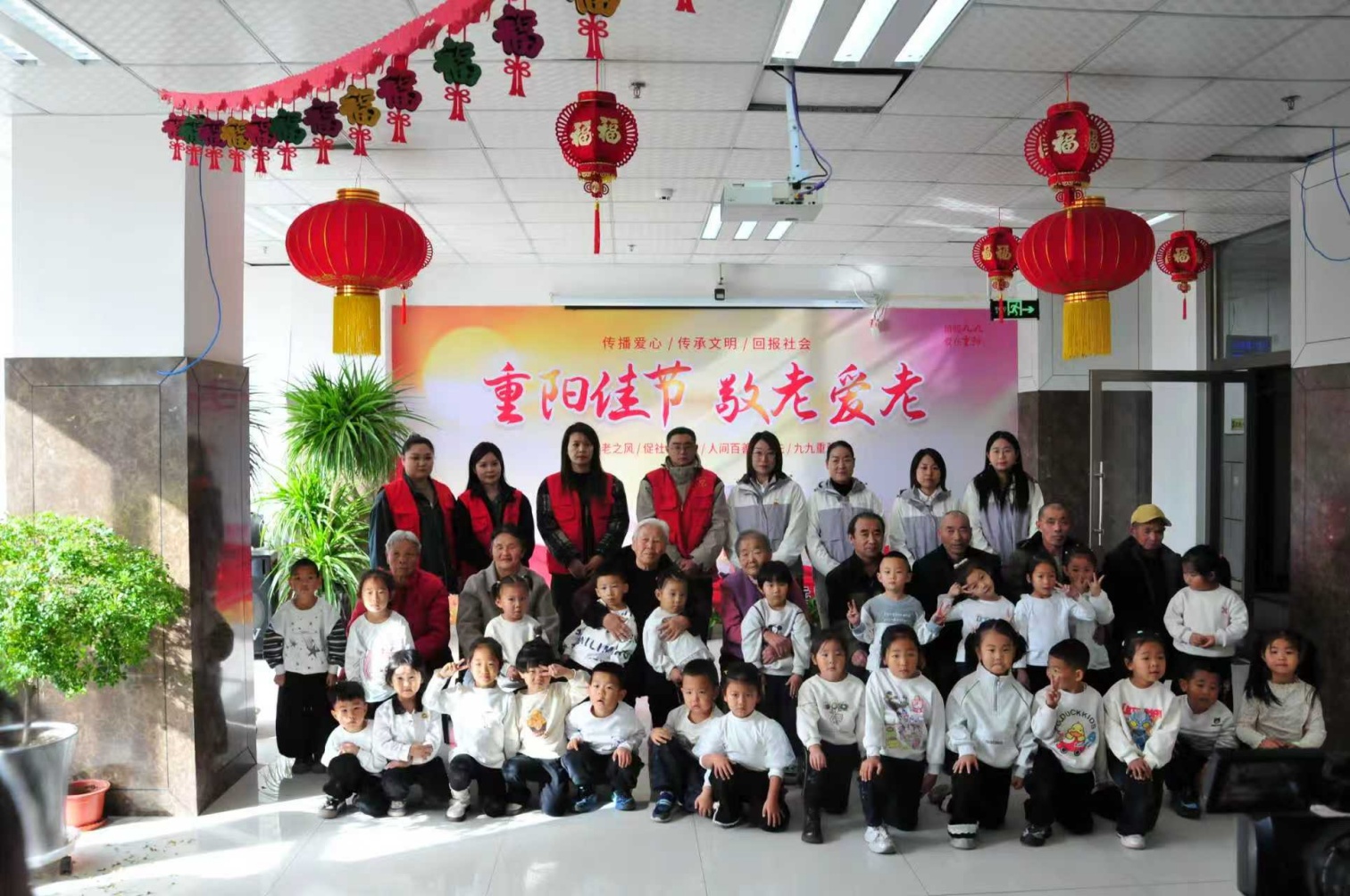 區(qū)第六幼兒園  黨建引領(lǐng)聚合力,童心社區(qū)敬長輩  活動照片1_副本.jpg