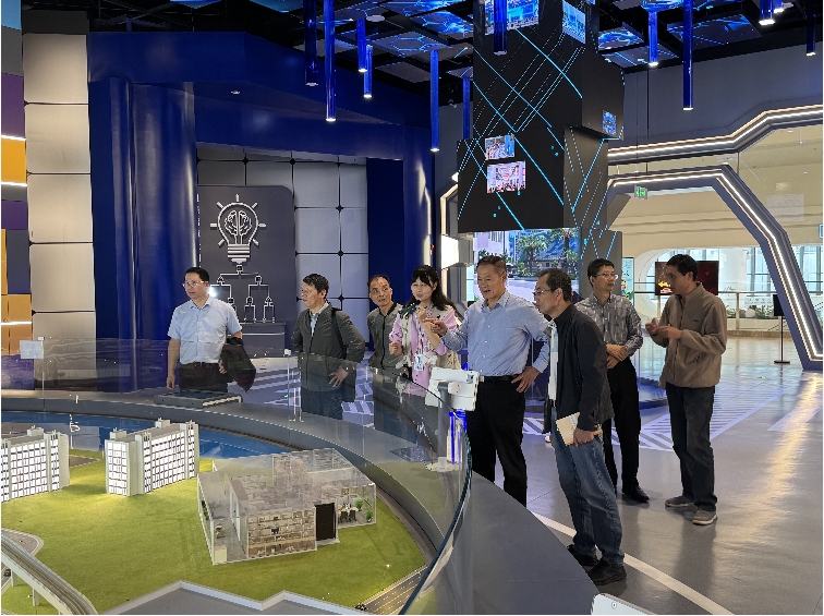 1761895900412954.jpg 參觀福州科技館青少年科普相關(guān)展品.jpg