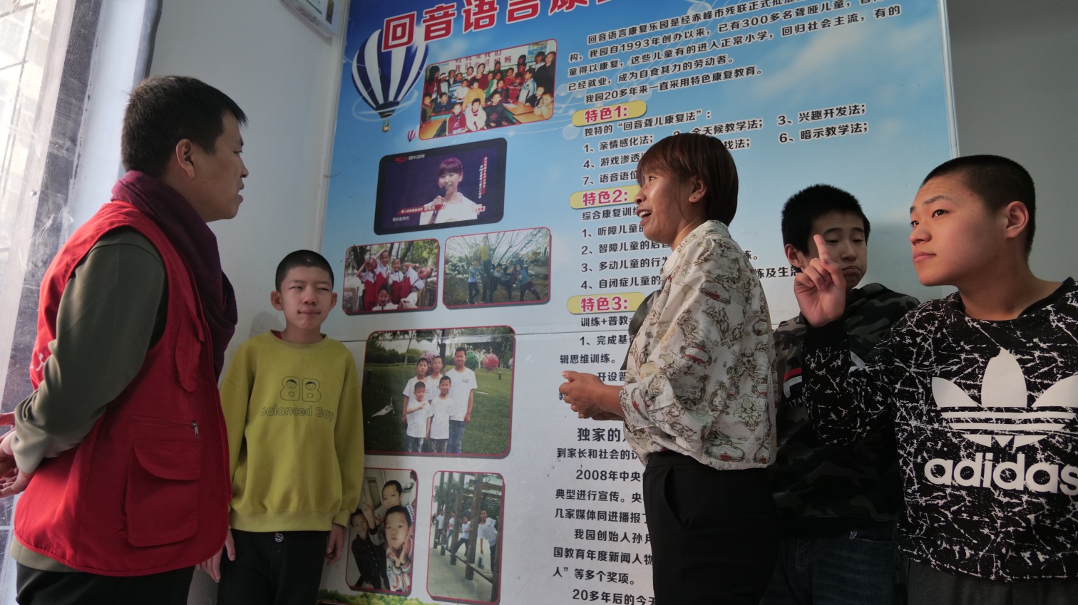草原藍哈達協(xié)會協(xié)會“用愛澆灌“無聲花朵”看望聾啞兒童活動照片3_副本.jpg