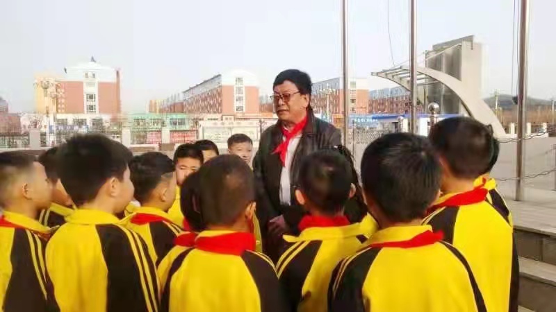 1762388322796434.jpg 司法局關(guān)工委主任姜子偉為學(xué)生講黨史故事.jpg