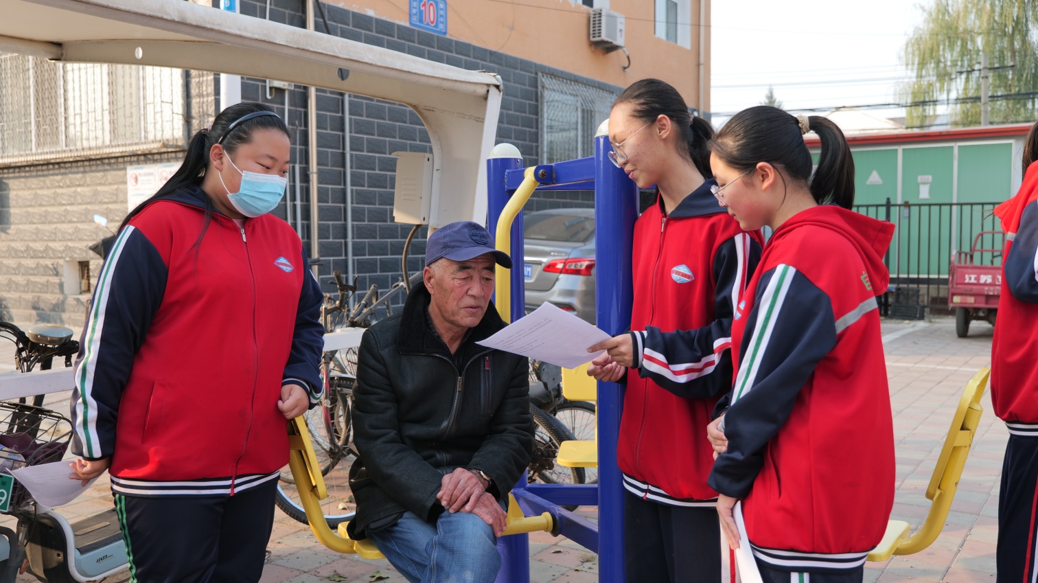 平莊城區(qū)街道、平礦中學(xué)、草原藍(lán)哈達(dá)協(xié)會“三方聯(lián)動傳黨音 情暖社區(qū)潤民心”宣傳黨的二十屆四中全會精神照片2_副本.jpg