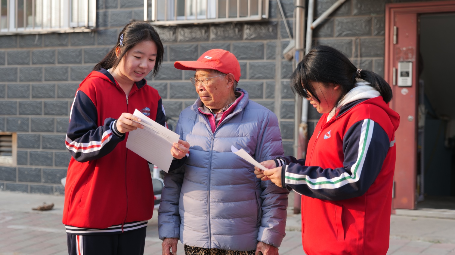 平莊城區(qū)街道、平礦中學(xué)、草原藍(lán)哈達(dá)協(xié)會“三方聯(lián)動傳黨音 情暖社區(qū)潤民心”宣傳黨的二十屆四中全會精神照片1_副本.jpg