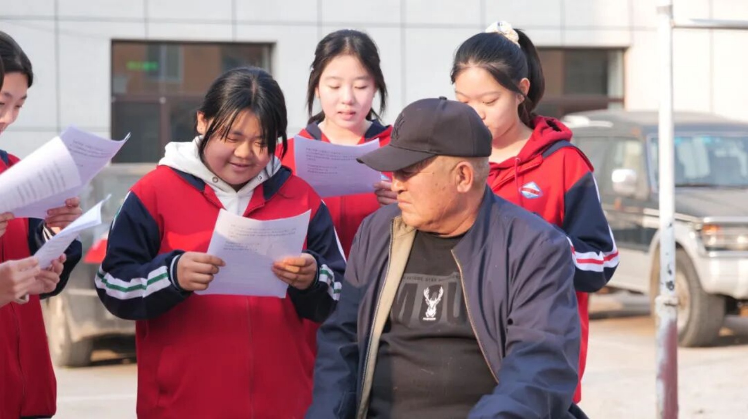 平莊城區(qū)街道、平礦中學(xué)、草原藍(lán)哈達(dá)協(xié)會“三方聯(lián)動傳黨音 情暖社區(qū)潤民心”宣傳黨的二十屆四中全會精神照片5_副本.jpg