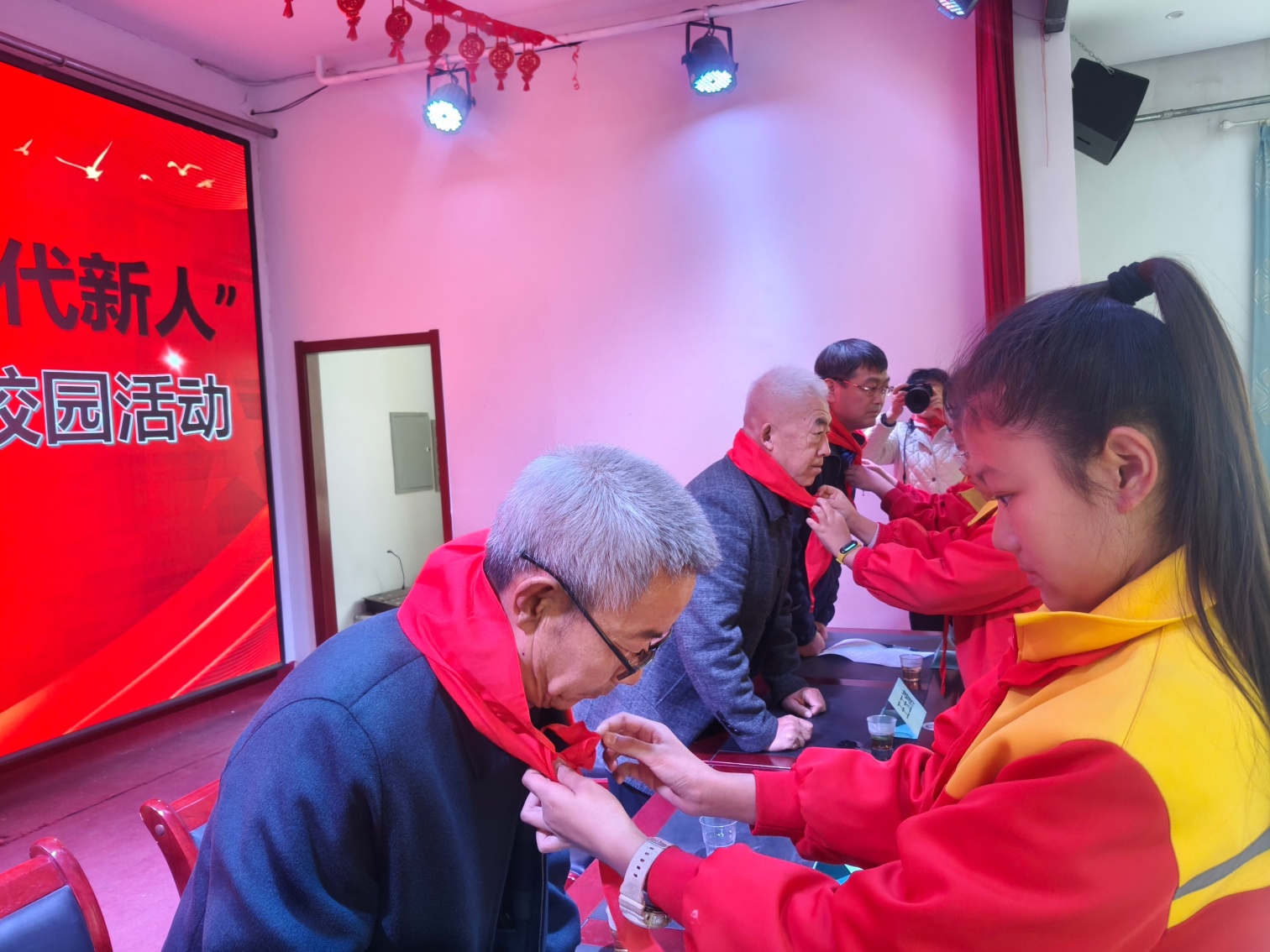 1762499344978147.jpg 元寶山礦區(qū)小學(xué)“憶抗戰(zhàn)歲月 育時(shí)代新人”“五老”進(jìn)校園講述紅色故事活動(dòng)照片3_副本.jpg