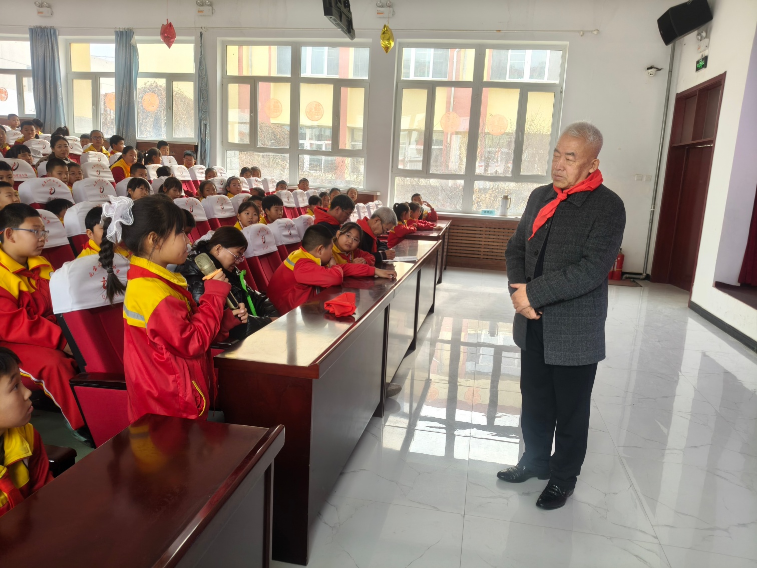 1762499888734109.jpg 元寶山礦區(qū)小學(xué)“憶抗戰(zhàn)歲月 育時(shí)代新人”“五老”進(jìn)校園講述紅色故事活動(dòng)照片11_副本.jpg