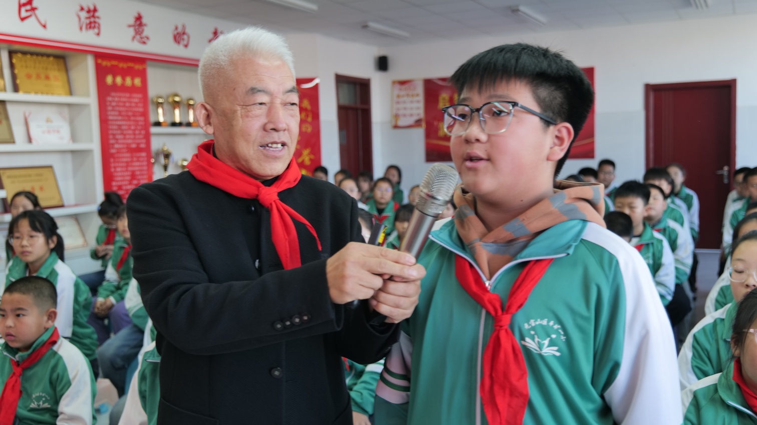 平礦一小“憶英雄 傳薪火 育童心”“五老”進(jìn)校園宣講活動照片4_副本.jpg