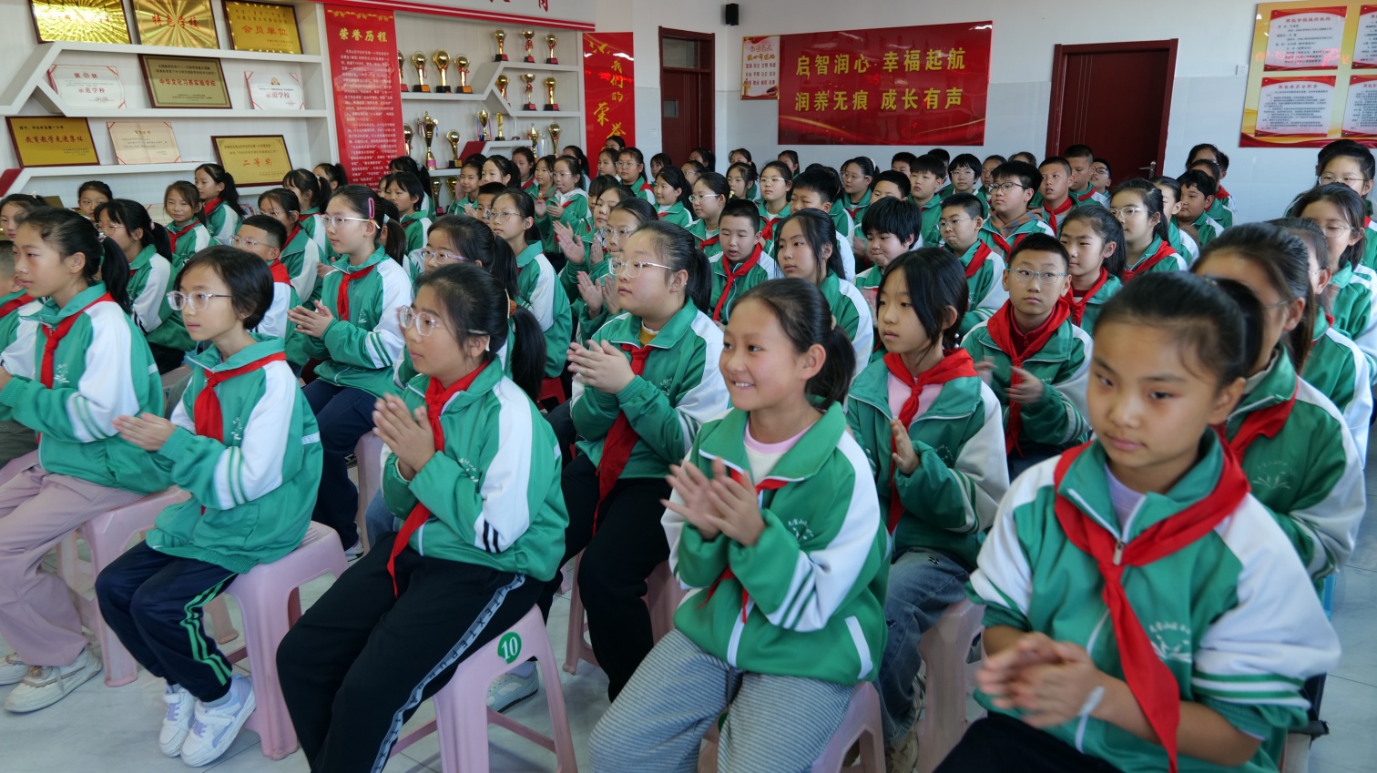 平礦一小“一張老照片 一曲拍手歌 一堂愛國課”紅色故事活動照片6_副本.jpg