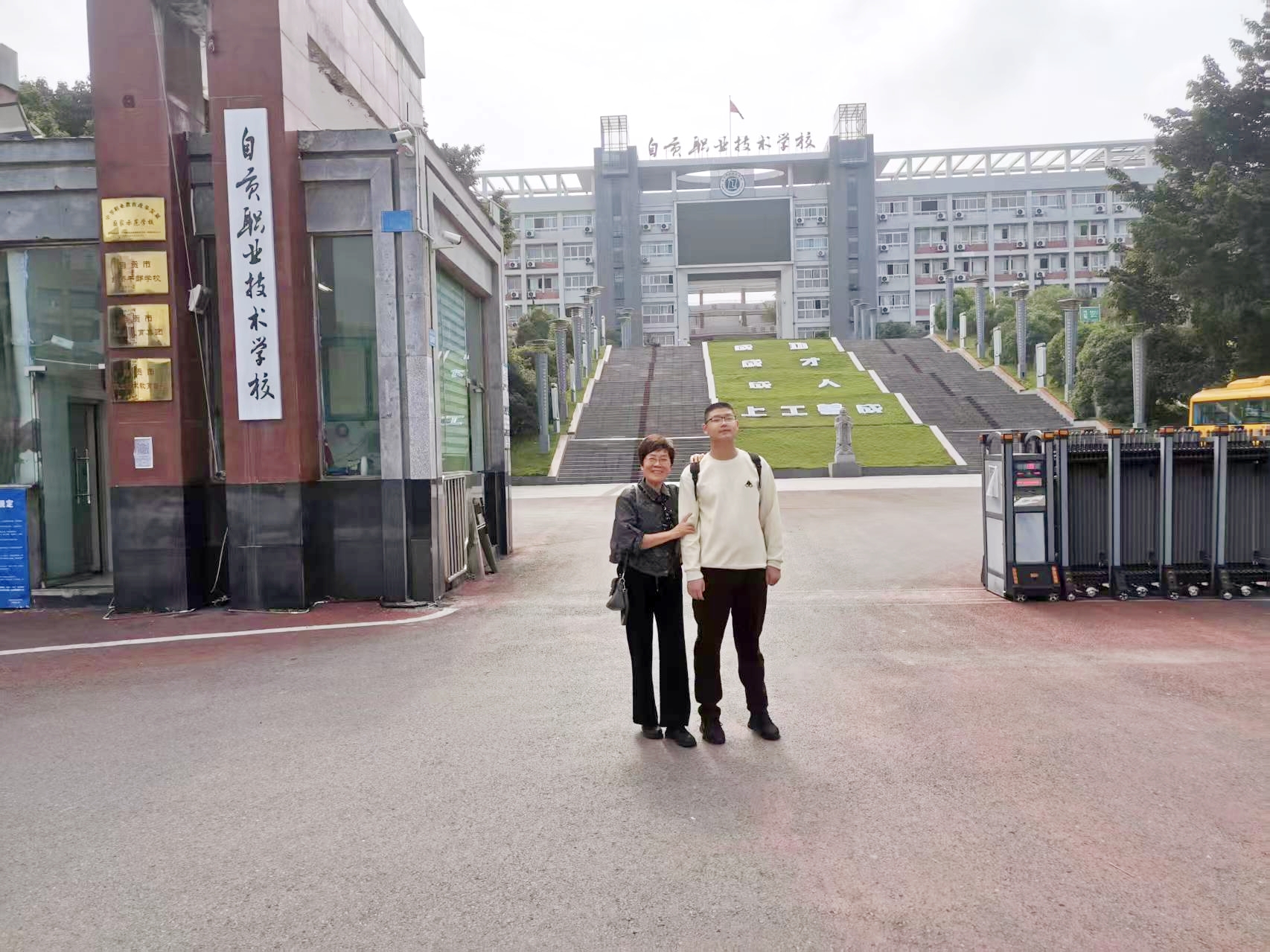 1762925377800192.jpg 李老師第一次送小張到學(xué)校.jpg