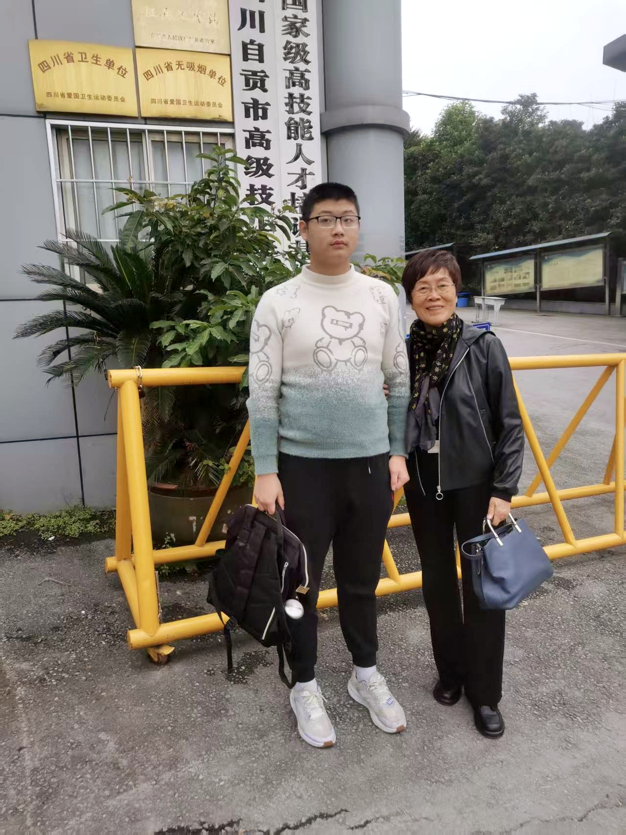 1762925416234320.jpg 李老師第二次送小張到學(xué)校.jpg