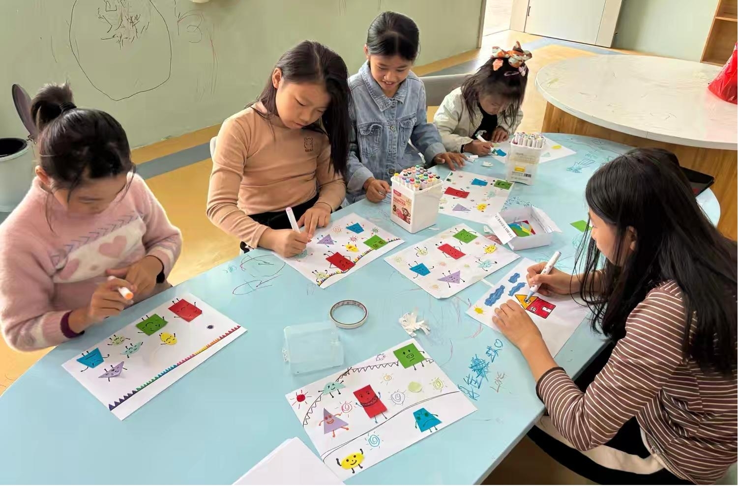 1763543776799994.jpg 孩子們一起愉快繪畫.jpg