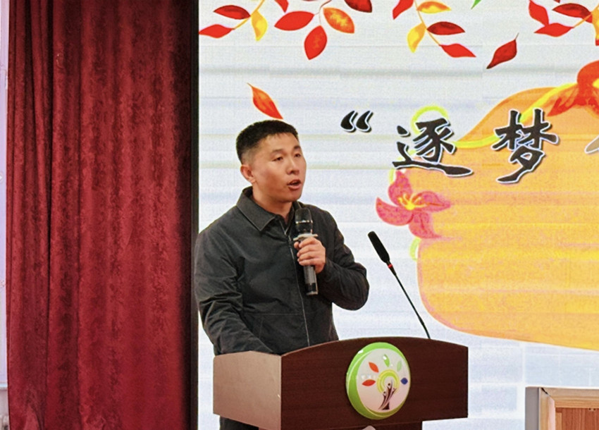 1763709971269373.jpg 馬林小學(xué)關(guān)工委“拾葉創(chuàng)美白楊下‘樹·悅’啟智向未來”樹葉貼畫活動(dòng)照片7_副本.jpg