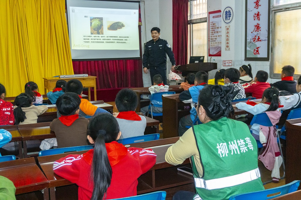 【播種禁毒種子  繪就無毒晴空】雞喇派出所民警給孩子們講解禁毒知識(shí)1.jpg