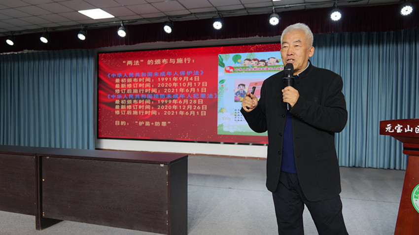 實(shí)驗(yàn)小學(xué)“法潤(rùn)童心 護(hù)航成長(zhǎng) ”“五老”進(jìn)校園開展兩法教育活動(dòng)照片1_副本.jpg