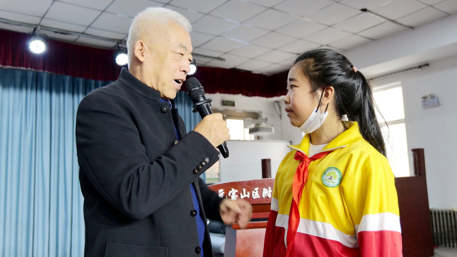 實(shí)驗(yàn)小學(xué)“法潤(rùn)童心 護(hù)航成長(zhǎng) ”“五老”進(jìn)校園開展兩法教育活動(dòng)照片21_副本.jpg