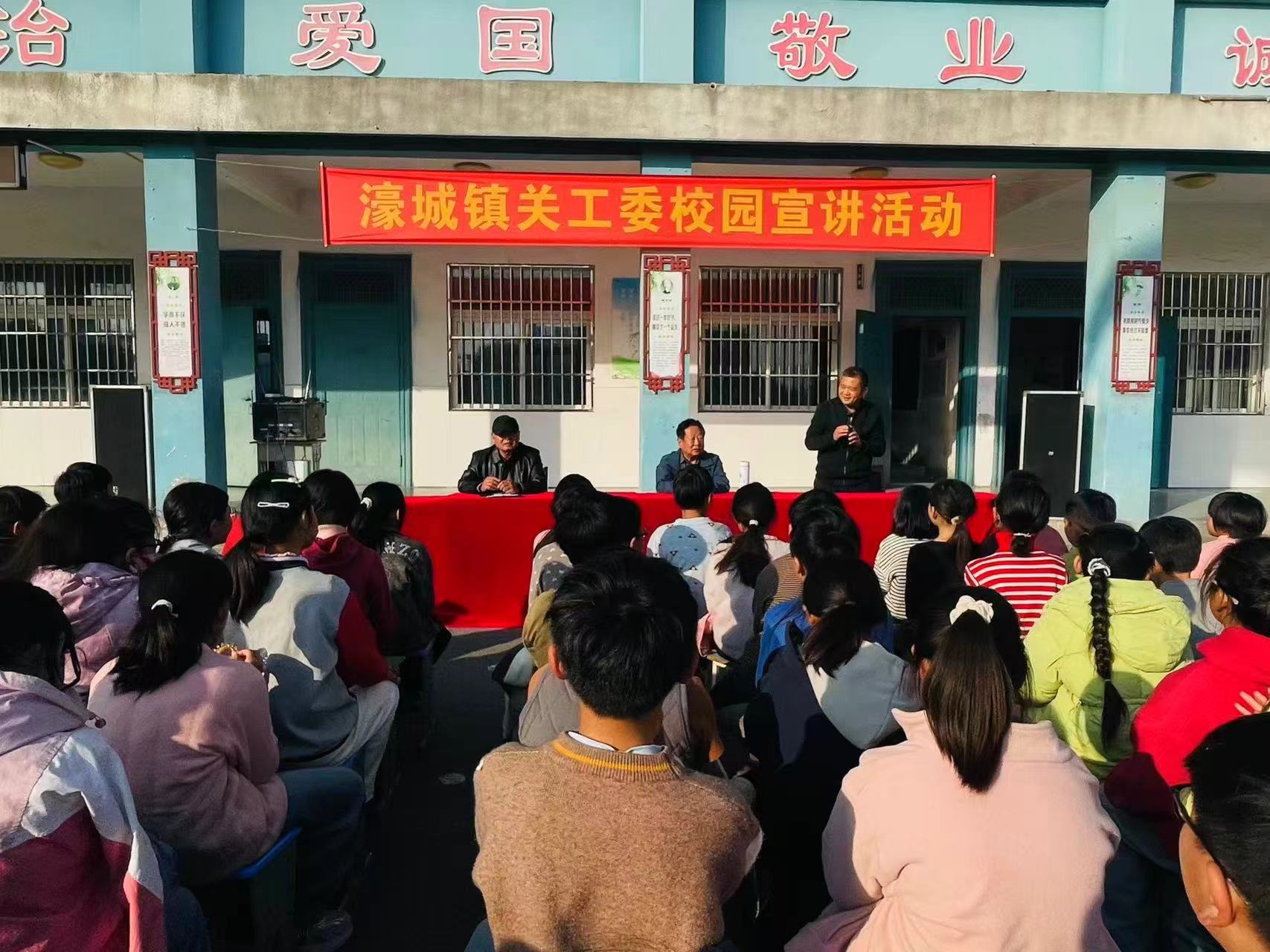 1765503259581746.jpg 丁玉群在校園宣講.jpg