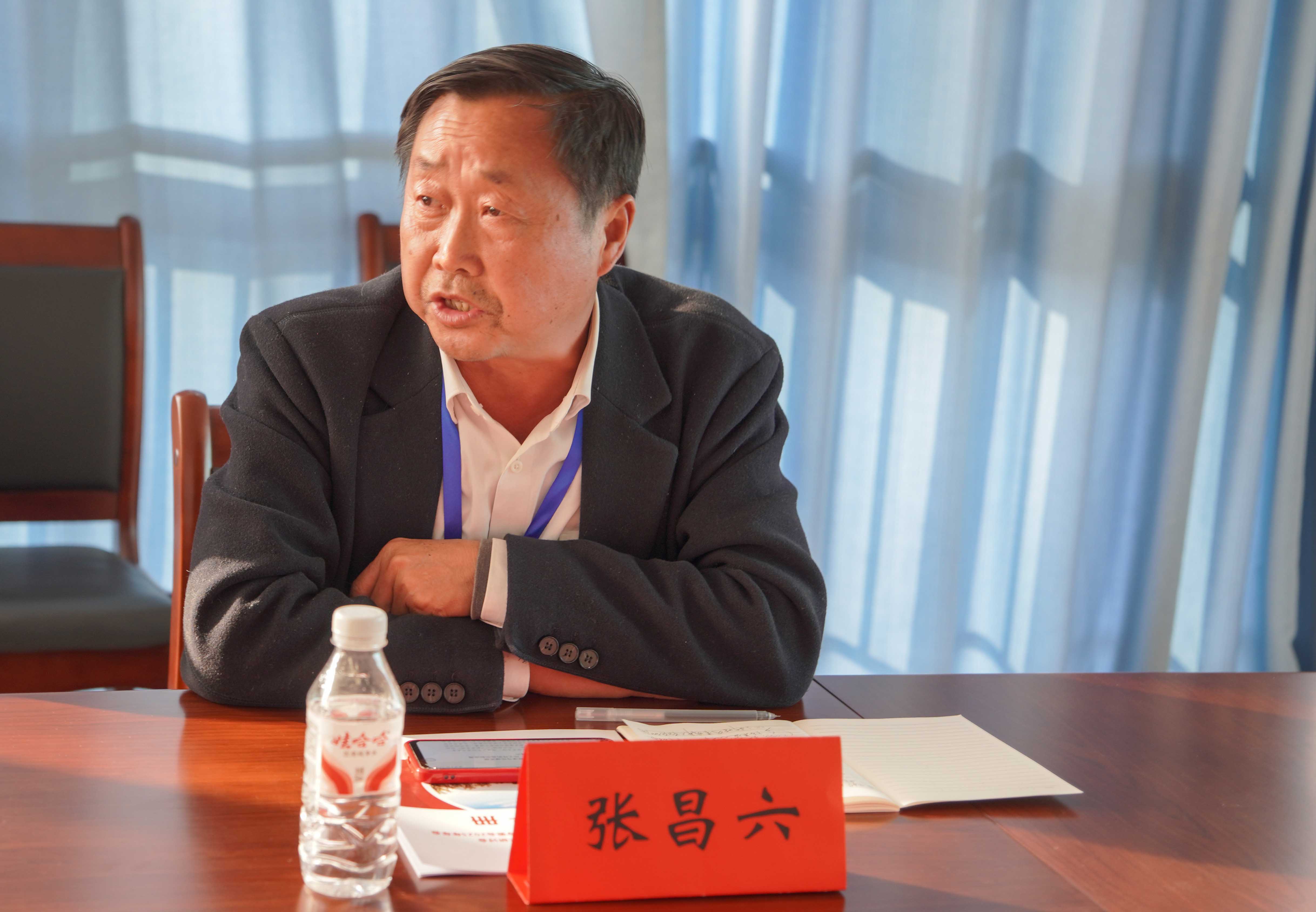 湖南省辰溪縣關(guān)心下一代工作委員會(huì)副主任兼秘書(shū)長(zhǎng)張昌六在分組會(huì)上闡釋《張栻政治哲學(xué)與倫理思想在新時(shí)代關(guān)心下一代工作的啟示和應(yīng)用》論文。   王野瑤  攝DSC06396.jpg