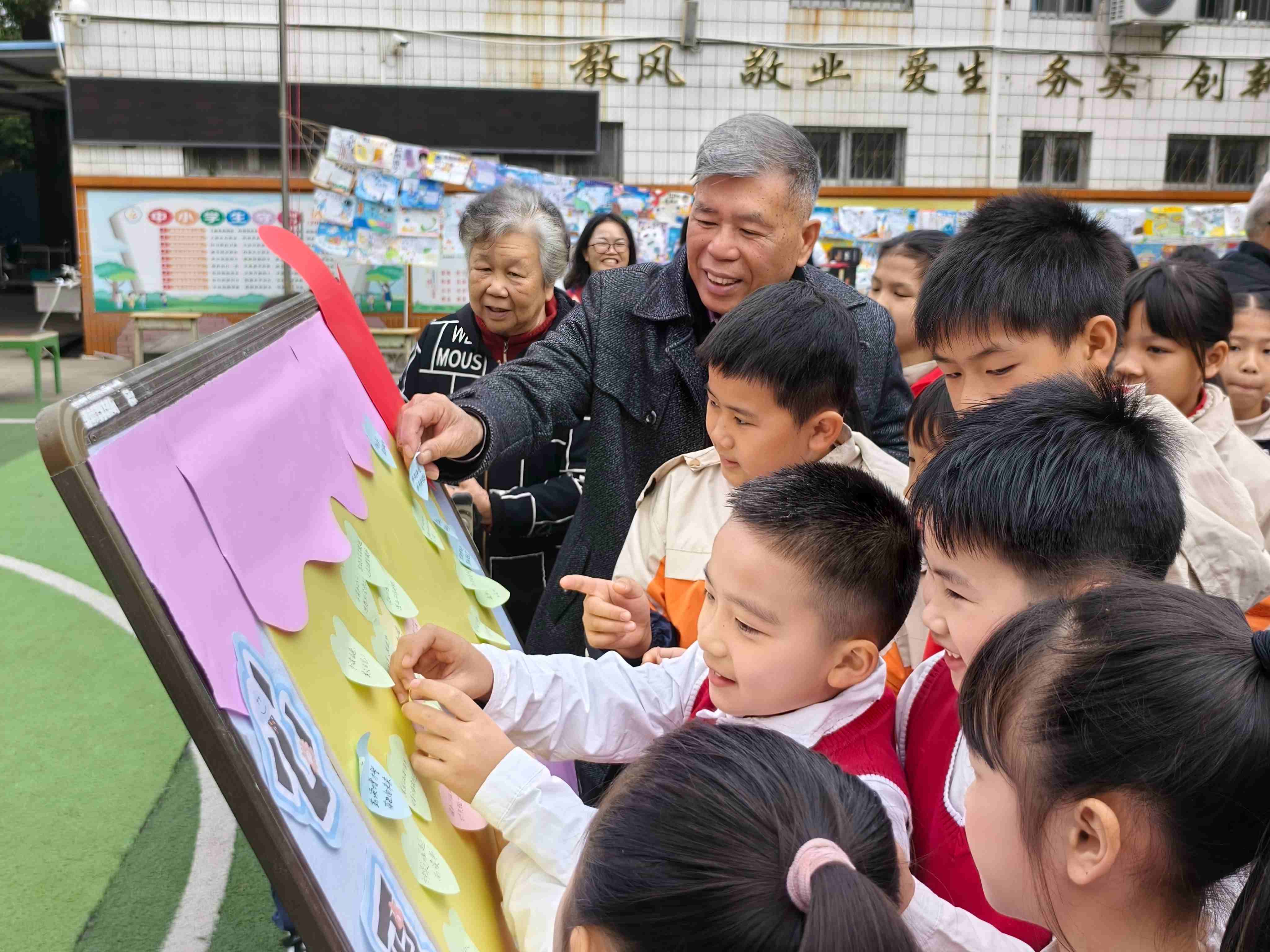 師生一起在“閱讀心愿墻” 張貼閱讀心愿（譚慶蓮攝）(1).jpg