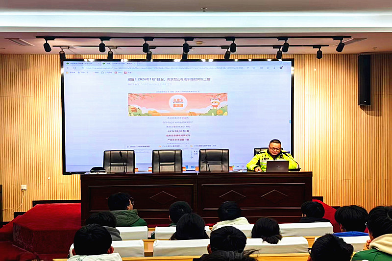 江蘇省南京市六合中等專業(yè)學(xué)校關(guān)工委舉辦交通安全專題講座(2).jpg