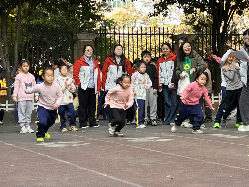 1月12日上午，廣西壯族自治區(qū)柳州市魚峰區(qū)天湖社區(qū)關(guān)工小組聯(lián)合小學(xué)共同開展“暖童心 助成長(zhǎng)”冬季運(yùn)動(dòng)會(huì)1.jpg