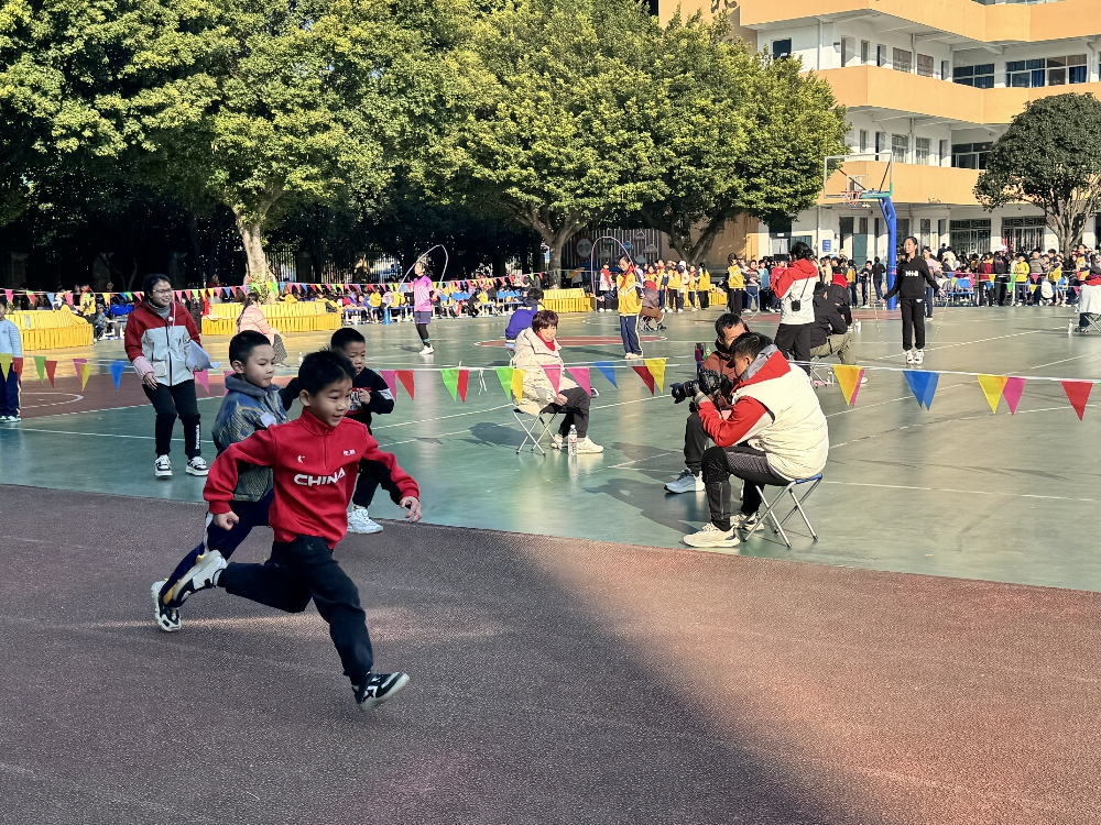 1月12日上午，廣西壯族自治區(qū)柳州市魚峰區(qū)天湖社區(qū)關(guān)工小組聯(lián)合小學(xué)共同開展“暖童心 助成長(zhǎng)”冬季運(yùn)動(dòng)會(huì)3.jpg