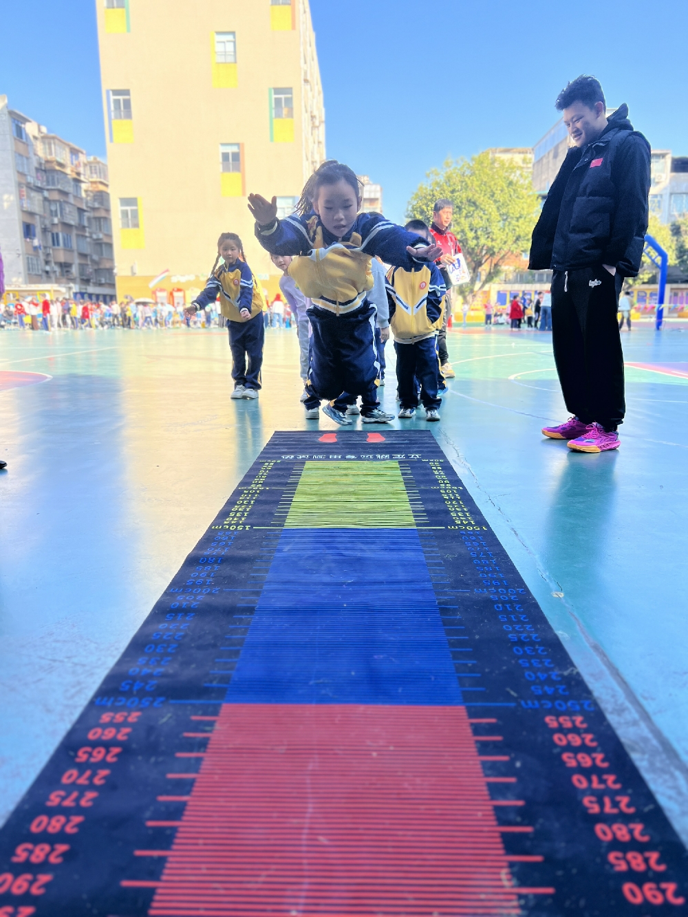 1月12日上午，廣西壯族自治區(qū)柳州市魚峰區(qū)天湖社區(qū)關(guān)工小組聯(lián)合小學(xué)共同開展“暖童心 助成長(zhǎng)”冬季運(yùn)動(dòng)會(huì)4.jpg
