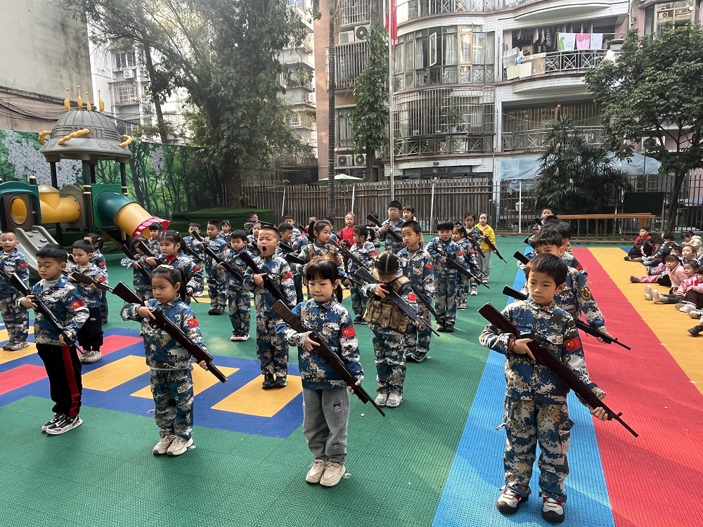 廣西壯族自治區(qū)柳州市魚峰區(qū)晶遠(yuǎn)社區(qū)關(guān)工小組、退役軍人服務(wù)站聯(lián)合轄區(qū)幼兒園開展軍體課暨春季征兵宣傳活動(dòng)-持槍圖1.jpg