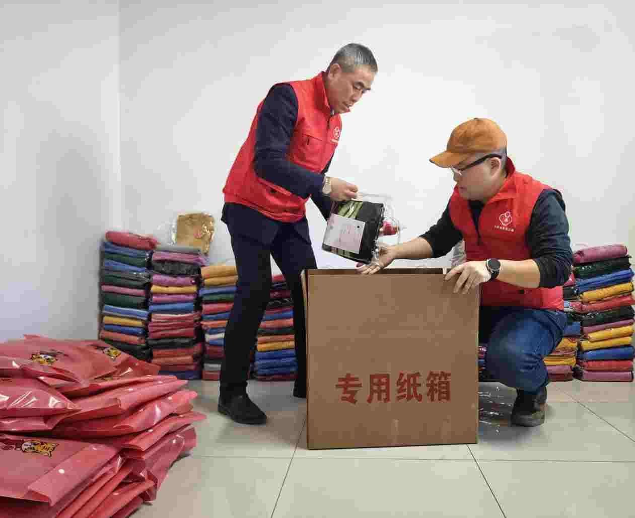 1768542240587298.jpg 一廠關(guān)工委工作人員正在打包毛衣.jpg