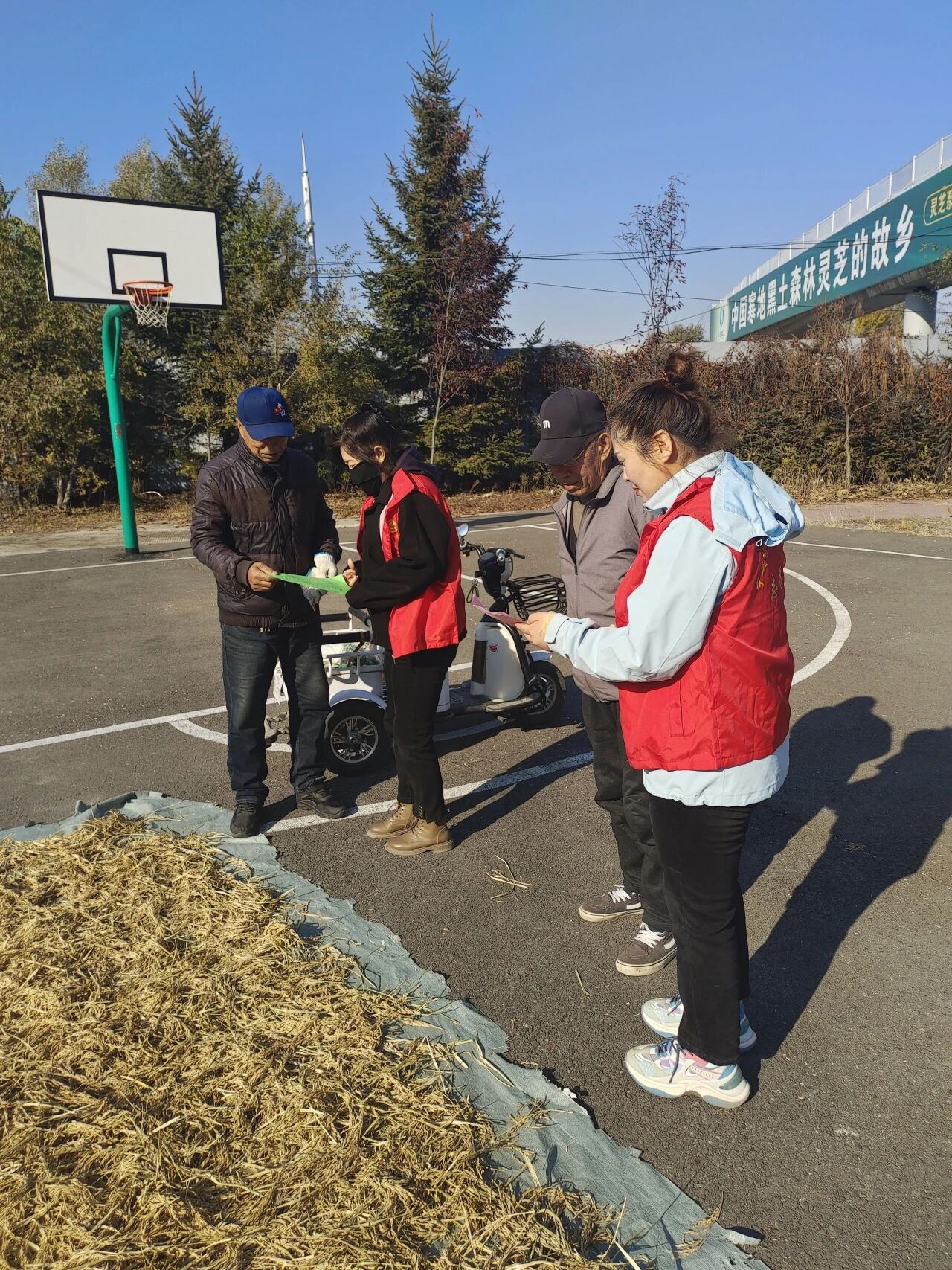 黑龍江省寧安市東京城鎮(zhèn)關(guān)工委組織志愿者開(kāi)展“文明實(shí)踐沐新風(fēng) 安全出行伴你行”安全出行宣傳活動(dòng)1.jpg