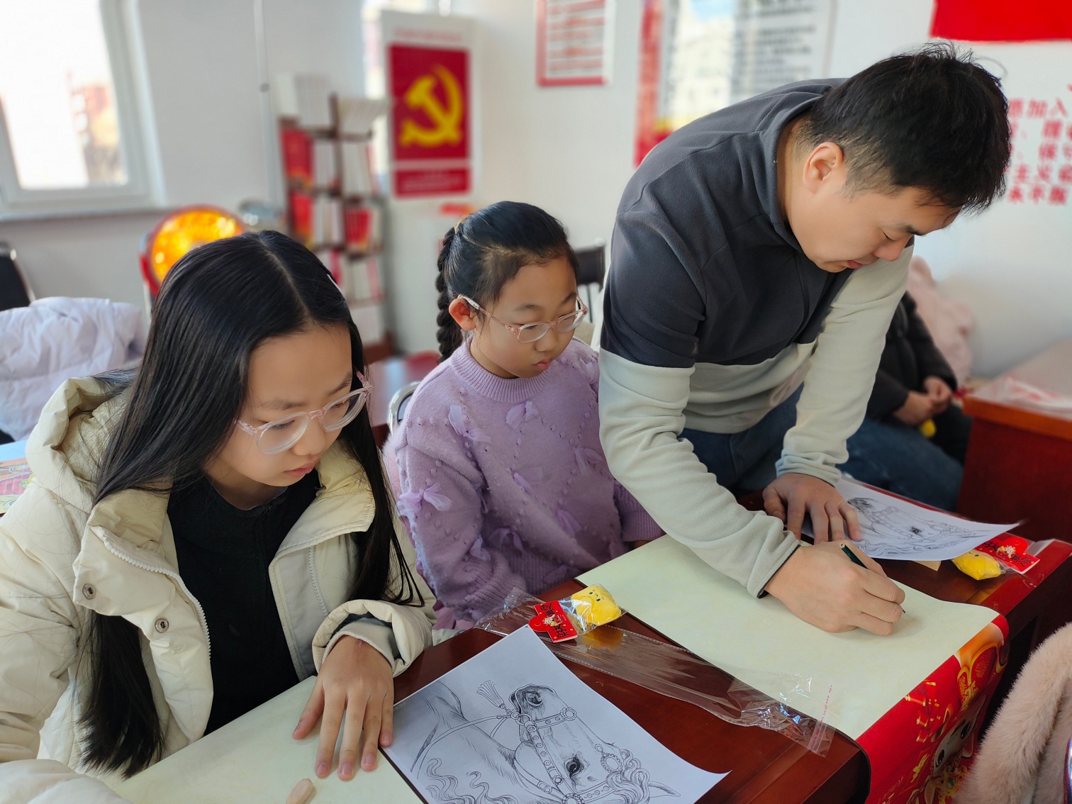 西城街道錦繡社區(qū)關(guān)工委開展“童心迎新年 巧手繪年歷”主題活動(dòng)照片2_副本.jpg