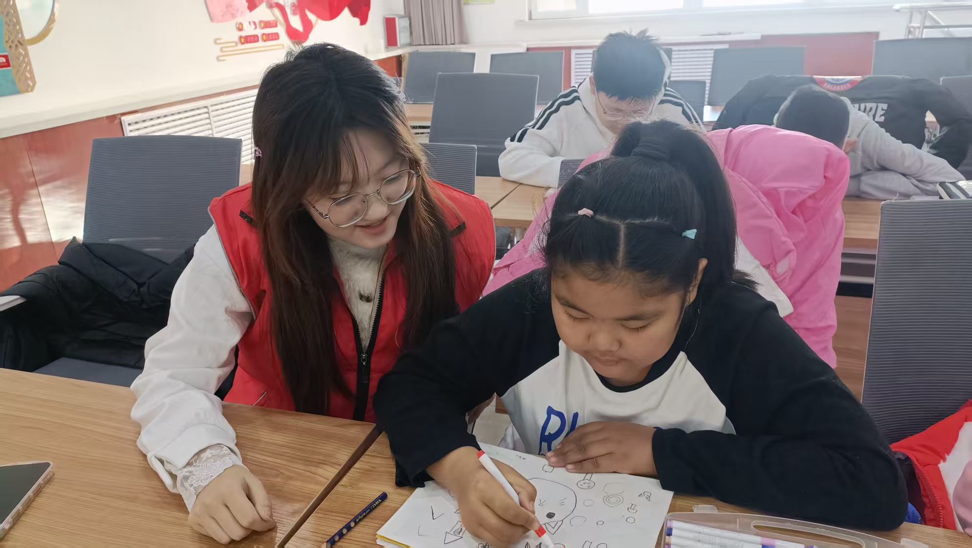 西城街道新天地社區(qū)“小小繪畫家 寒假美術創(chuàng)想營”活動照片5.jpg